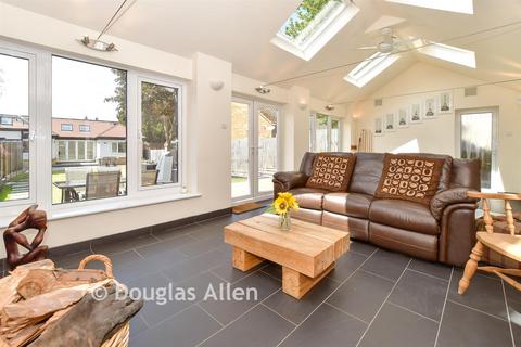 5 bed property, in Townmead Road, £750,000