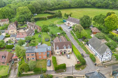 3 bed property, in Tiddington, £550,000