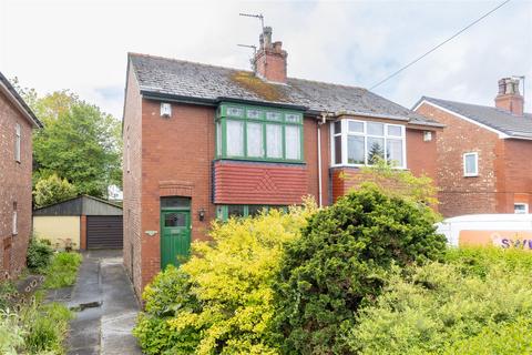 2 bed property, in Dunkirk Lane, £160,000