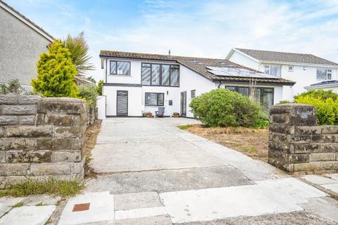 4 bed property, in Rest Bay Close, £799,950