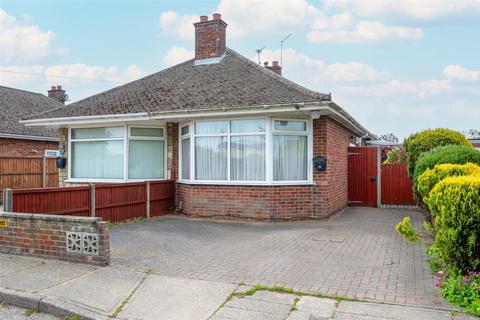 2 bed property, in Beccles Road, £195,000