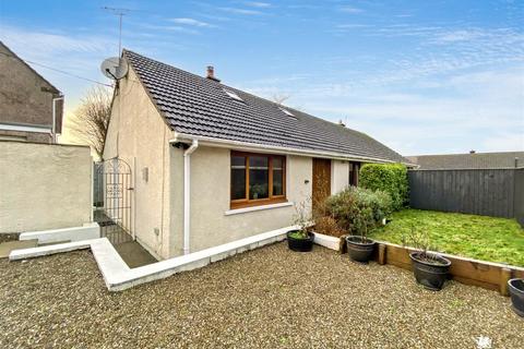 2 bed property, in Main Road, £140,000