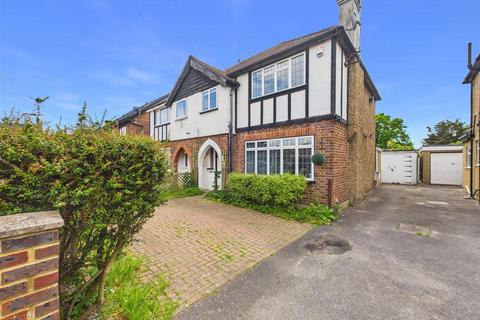 3 bed property, in Queens Walk, £650,000