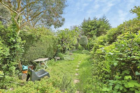 4 bed property, in Earlham Road, £595,000