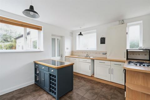 3 bed property, in Redlands Close, £325,000