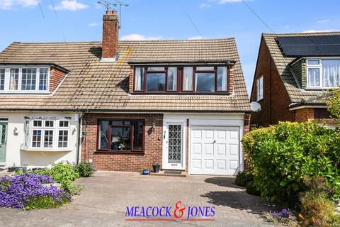 3 bed property, in Cedar Close, £500,000
