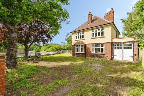 5 bed property, in Victoria Road, £500,000