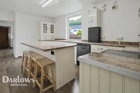 4 bed property, in Factory Road, £290,000