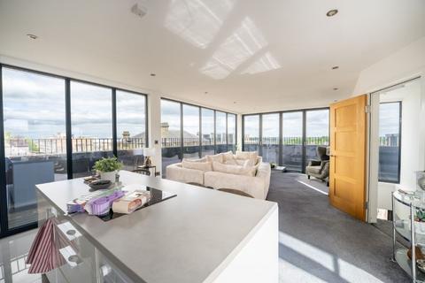 2 bed property, in Apt 6, £175,000