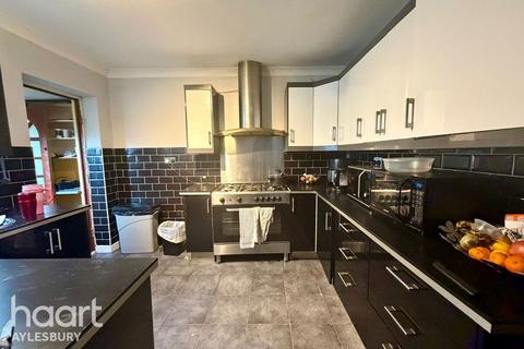 3 bed property, in Weedon Road, £335,000