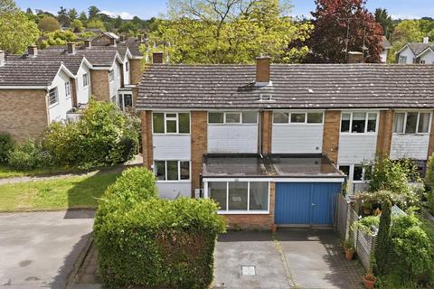 3 bed property, in Edward Fitzgerald Court, £275,000