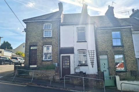 2 bed property, in Cookham Hill, £225,000
