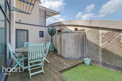 1 bed property, in Gotts Road, £160,000