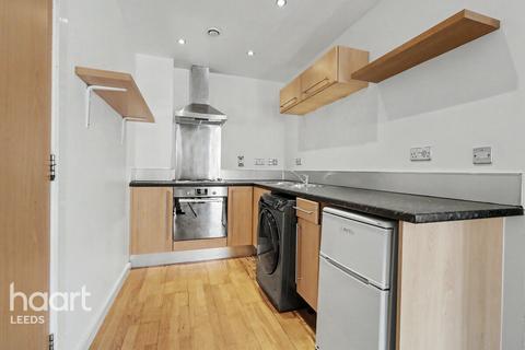 1 bed property, in Gotts Road, £160,000