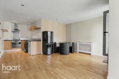 1 bed property, in Gotts Road, £160,000