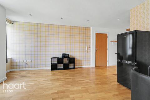 1 bed property, in Gotts Road, £160,000