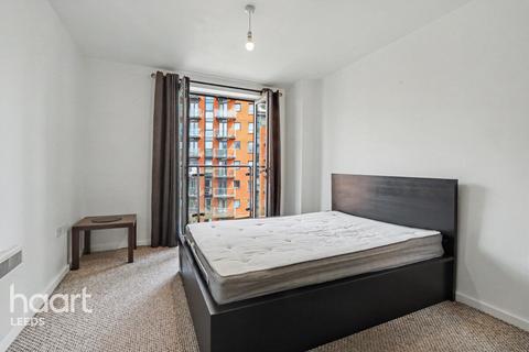 1 bed property, in Gotts Road, £160,000