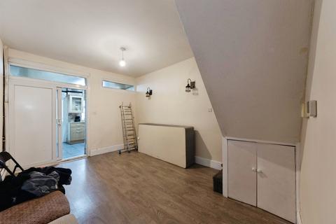 4 bed property, in Formans Road, £210,000