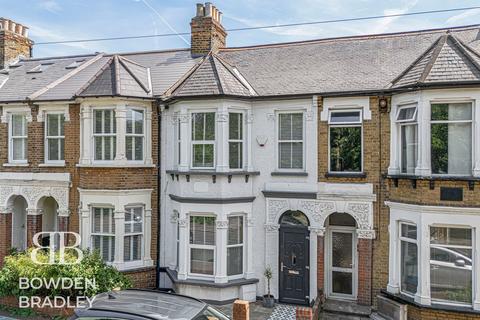 3 bed property, in Chigwell Road, £600,000
