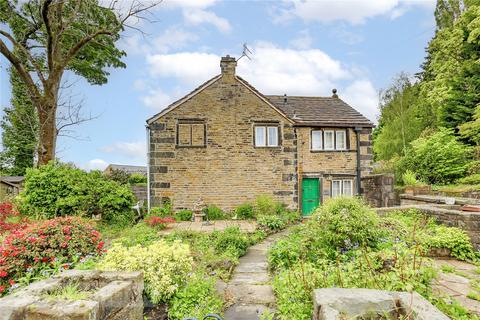 2 bed property, in Kinders Lane, £350,000