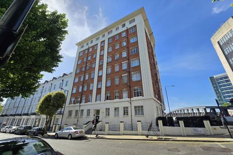 2 bed property, in 36 Westbourne Court, £450,000