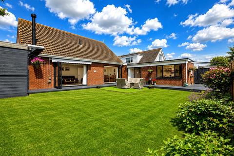 5 bed property, in Forest Way, £750,000