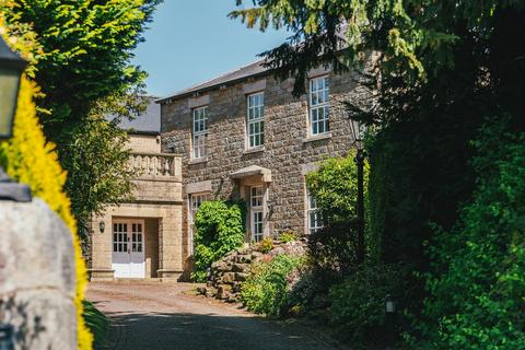 5 bed property, in Vicarage Lane, £2,500,000