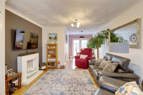 3 bed property, in Cardinal Way, £425,000