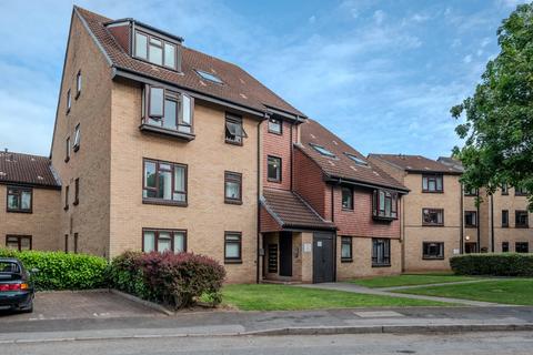 1 bed property, in Swan Gardens, £67,000