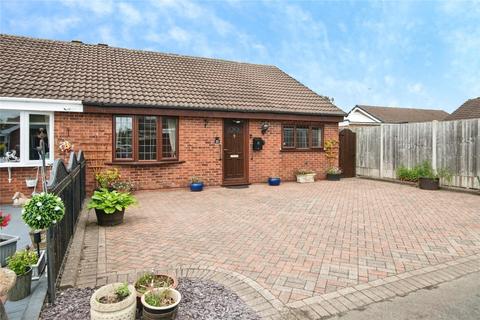 2 bed property, in Illshaw Close, £325,000