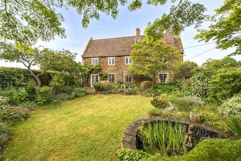 3 bed property, in Lodge Road, £495,000