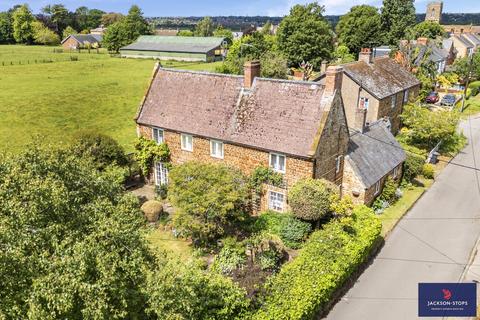 3 bed property, in Lodge Road, £495,000