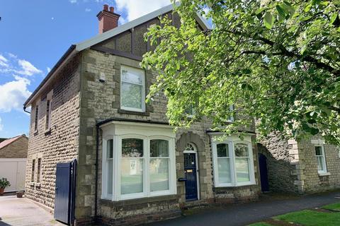 4 bed property, in Eastgate, £490,000