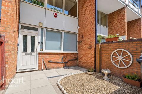 3 bed property, in Redpath Close, £220,000