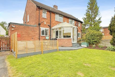 2 bed property, in Chaucer Grove, £230,000
