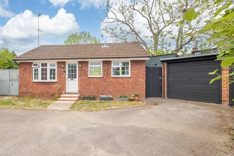 3 bed property, in Bourne Avenue, £565,000