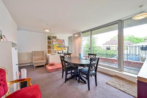 2 bed property, in Tapestry Court, £475,000