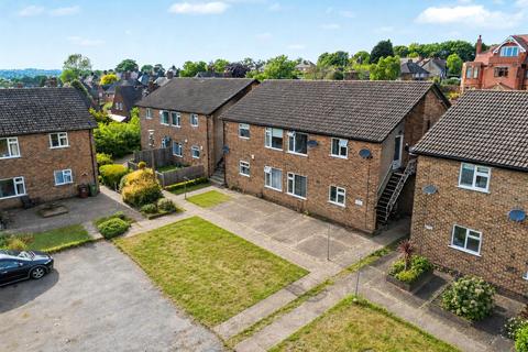 2 bed property, in Milton Court, £120,000