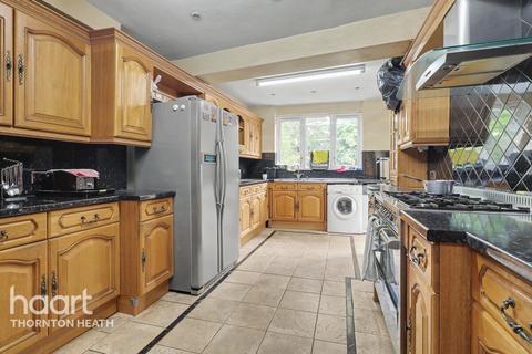 4 bed property, in Elliott Road, £550,000