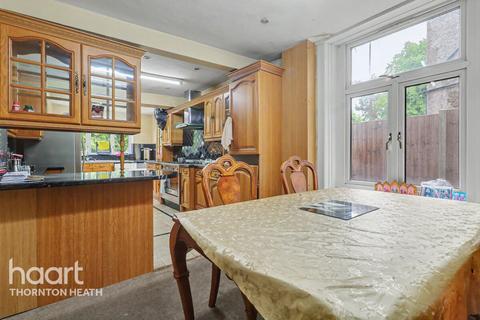 4 bed property, in Elliott Road, £550,000