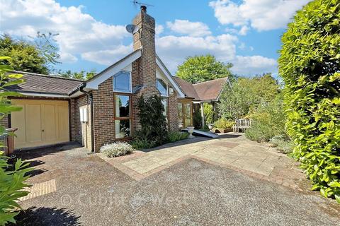3 bed property, in Croft Road, £595,000