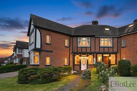 4 bed property, in Campden Crescent, £950,000