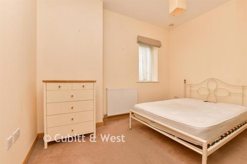 1 bed property, in Manor Road, £190,000