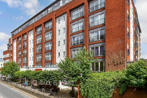 1 bed property, in Manor Road, £190,000