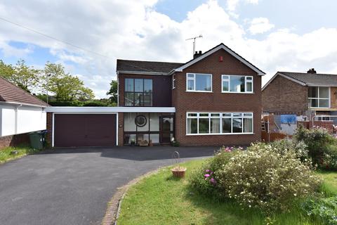 4 bed property, in Kingswinford, £400,000