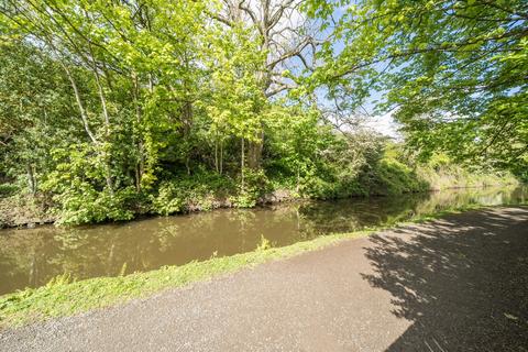 3 bed property, in Bank Buildings, £150,000