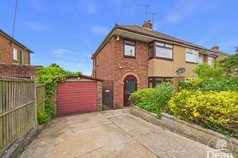 3 bed property, in Woodside Avenue, £275,000