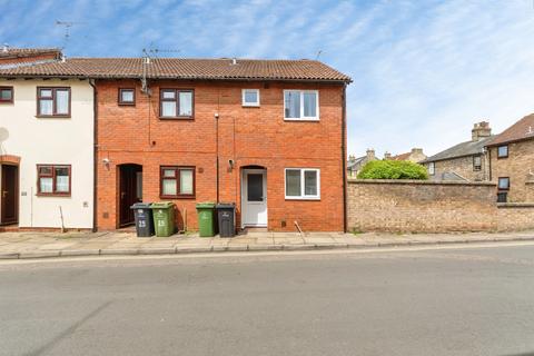 2 bed property, in St. Giles Lane, £180,000