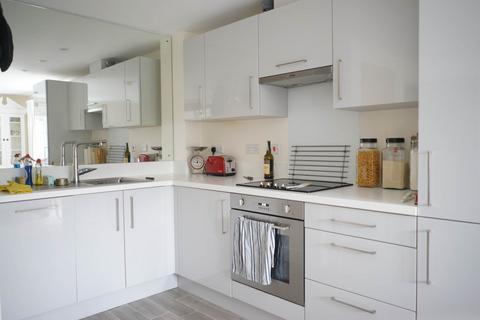 1 bed property, in Oakford Court, £325,000