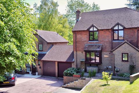 4 bed property, in Fagus Close, £525,000